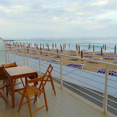 N226 - Numana, Meraviglioso Bilocale Fronte Mare 努马纳