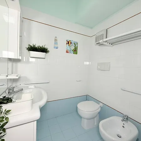 N226 - Numana, Meraviglioso Bilocale Fronte Mare * نومانا